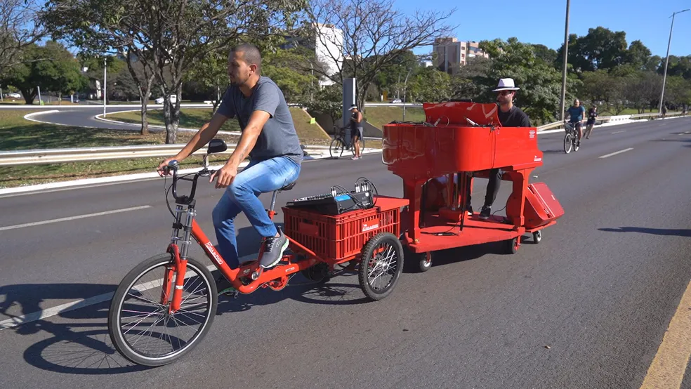 Piano Bike em movimento pelas ruas de Brasília-DF